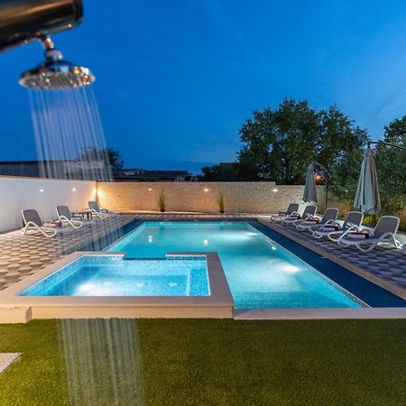 Apartman Strmota S Bazenom Sveti Filip i Jakov Buitenkant foto