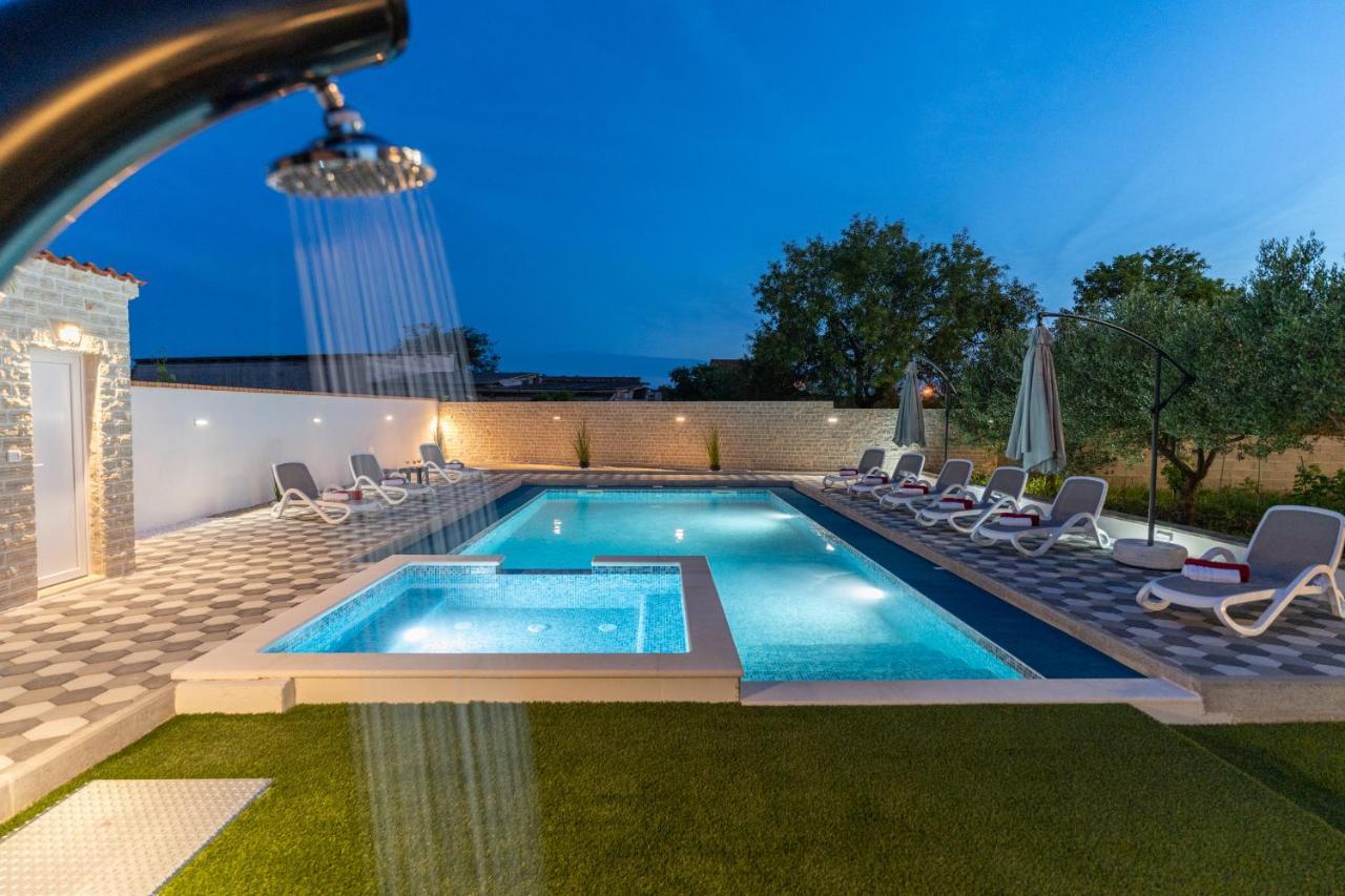 Apartman Strmota S Bazenom Sveti Filip i Jakov Buitenkant foto