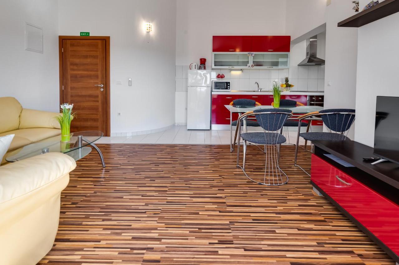 Apartman Strmota S Bazenom Sveti Filip i Jakov Buitenkant foto