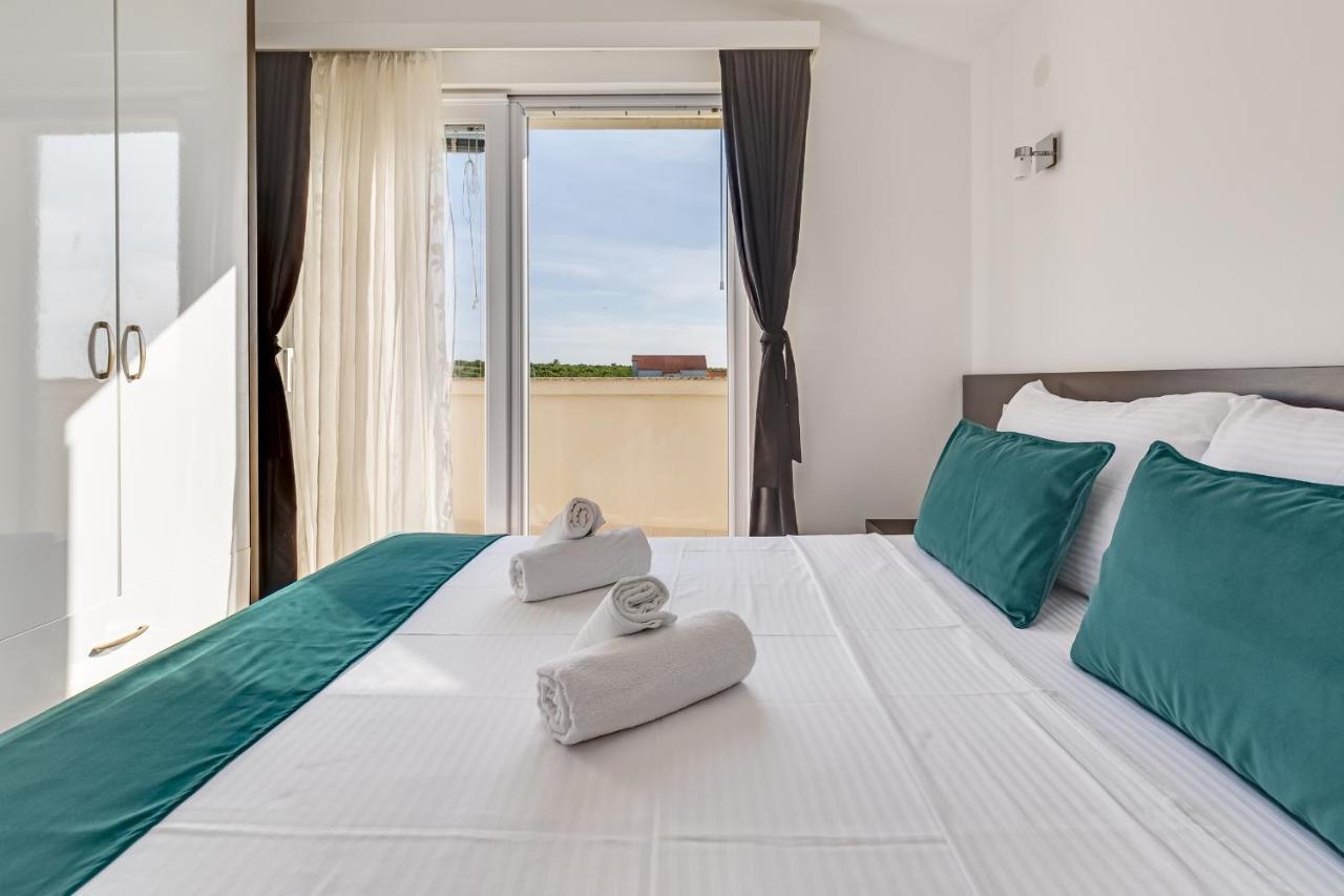Apartman Strmota S Bazenom Sveti Filip i Jakov Buitenkant foto
