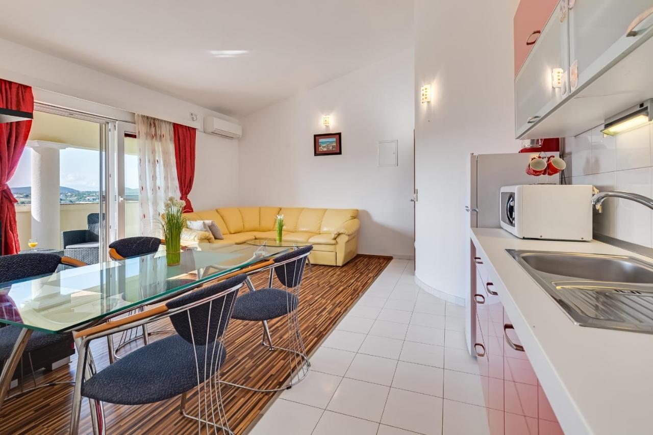 Apartman Strmota S Bazenom Sveti Filip i Jakov Buitenkant foto