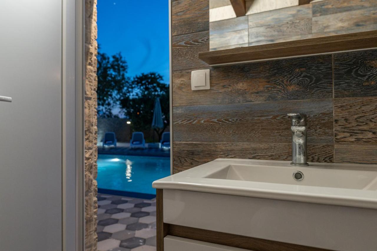 Apartman Strmota S Bazenom Sveti Filip i Jakov Buitenkant foto