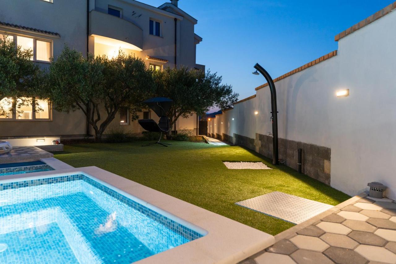Apartman Strmota S Bazenom Sveti Filip i Jakov Buitenkant foto