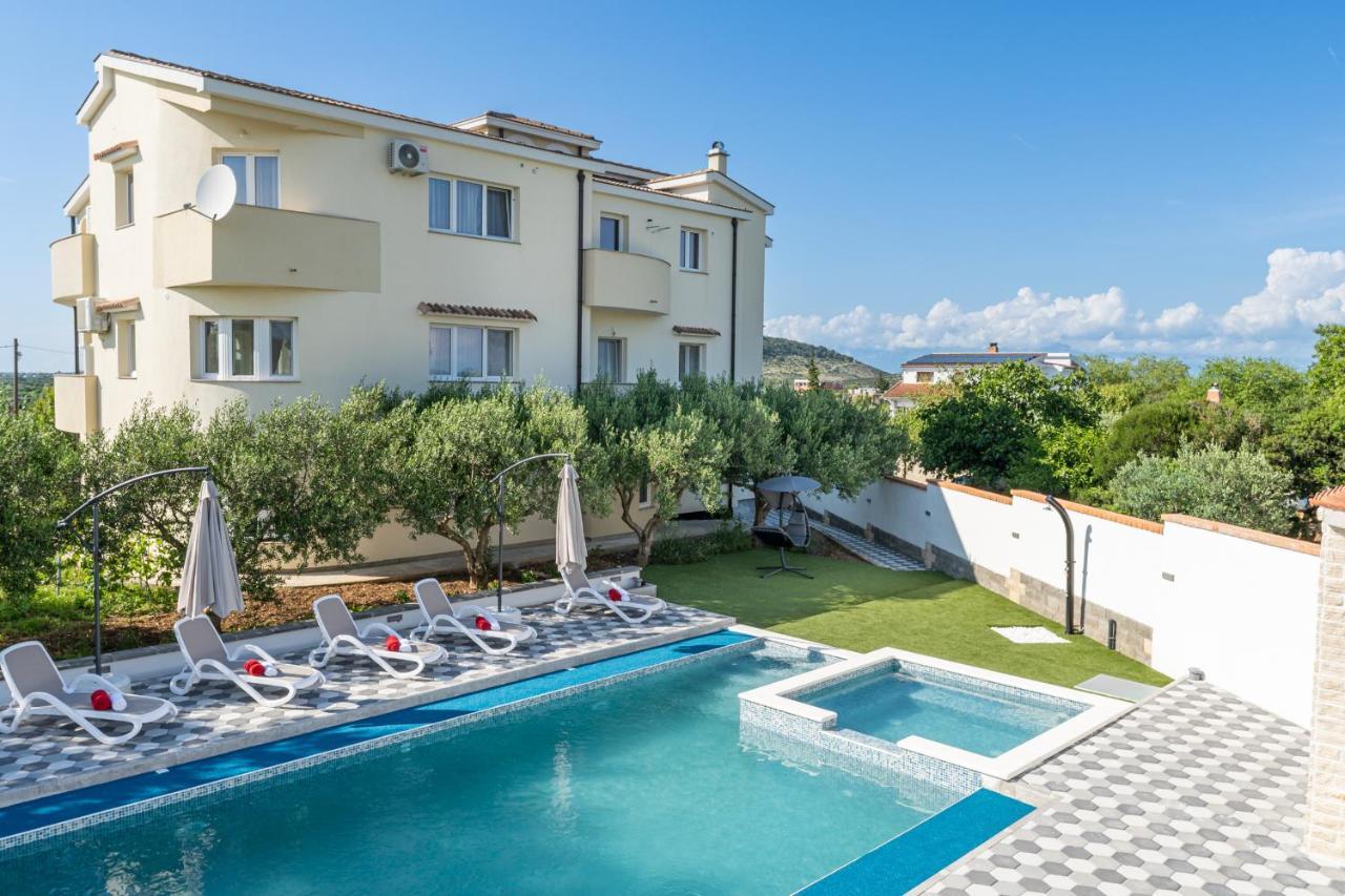 Apartman Strmota S Bazenom Sveti Filip i Jakov Buitenkant foto